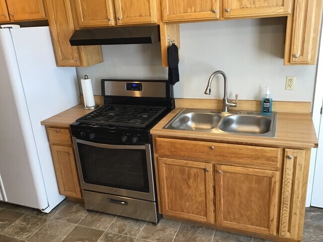 Building Photo - 3 Bedroom 2 Bath House Now Available! All ...