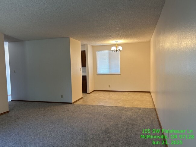 Foto del edificio - 103-105 SW Fleishauer Lane