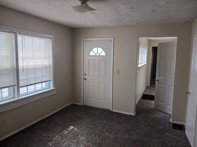 Building Photo - 2 BD/1 Bath Home