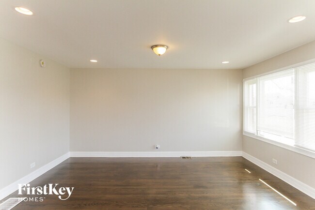 Building Photo - 105 W 158th Pl