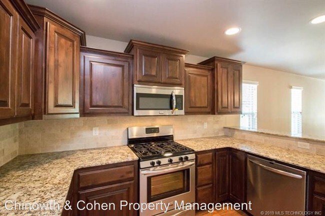 Building Photo - 3 br, 2.5 bath House - 3 W 32nd Ct