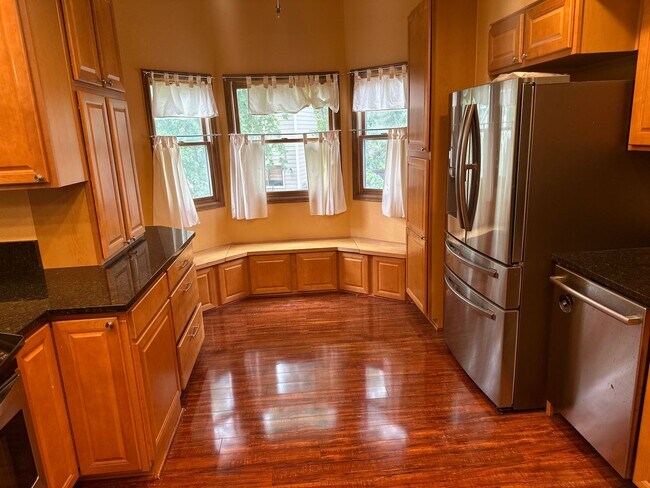 Foto del edificio - Beautifully 4BR, 3BA Tri-Level with Gorgeo...