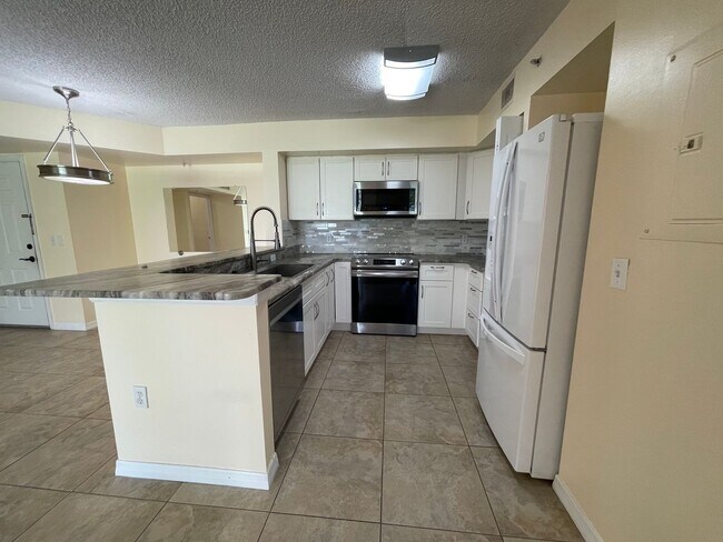 Foto del edificio - ANNUAL RENTAL - 2 BED / 2 BATH IN THE ENCL...