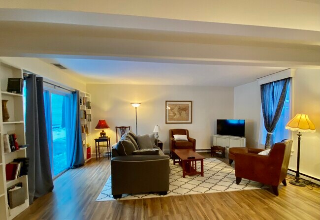 La sala de estar se abre a la terraza. - 159 Woodlawn Ave