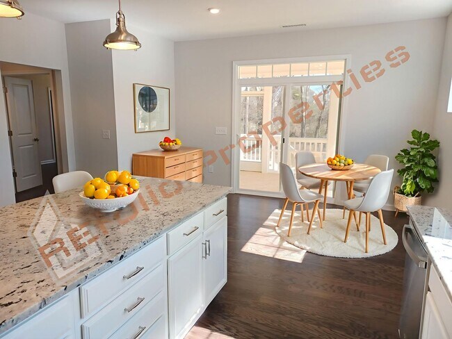 Building Photo - Gorgeous 4 Bedroom House with 1st Floor Pr...