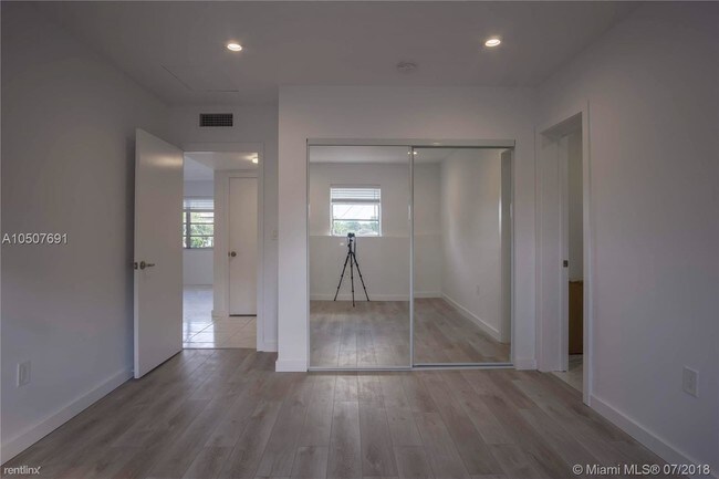 Building Photo - 4 br, 3 bath  - 4901 Ponce de Leon Blvd # R
