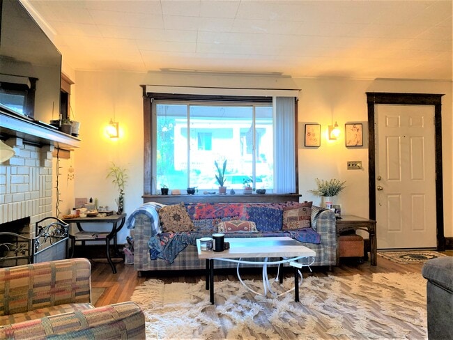 Living room - 802 Fordham Ave