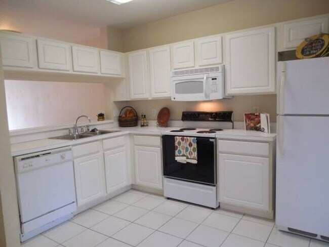 Building Photo - Brandon Townhome for Rent in a Gated Commu...