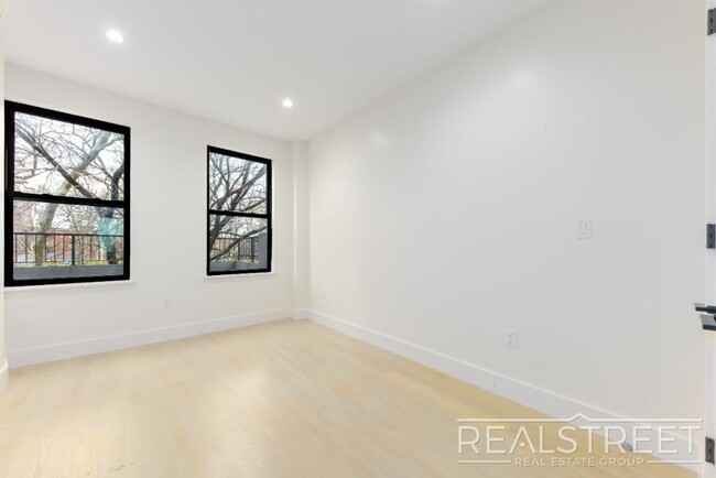 Building Photo - Stunning Spacious New 2 Bed with Roof Deck...
