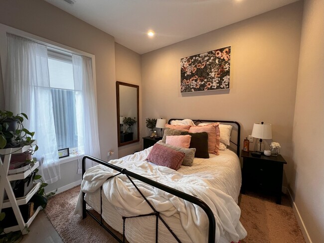 Foto del edificio - 3757 N Sheffield Ave