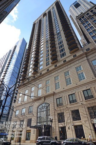 Primary Photo - 10 E Delaware Pl