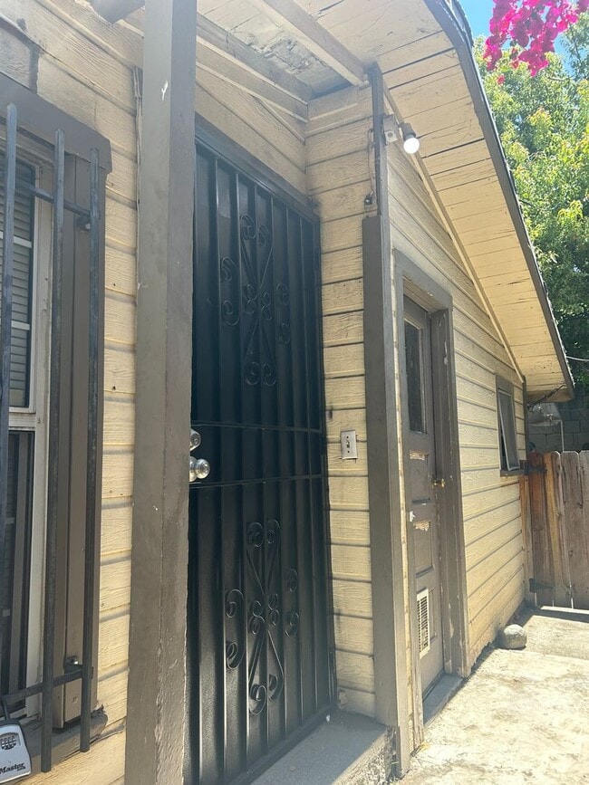 Building Photo - 5518Mont