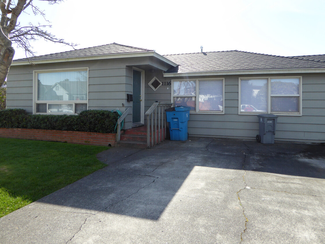 Primary Photo - 1116 Henderson St