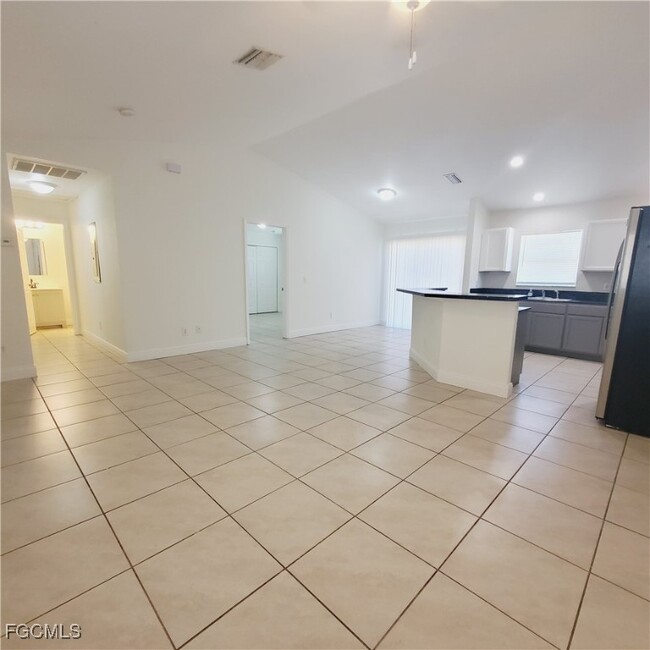 Building Photo - 777 Bedford Dr