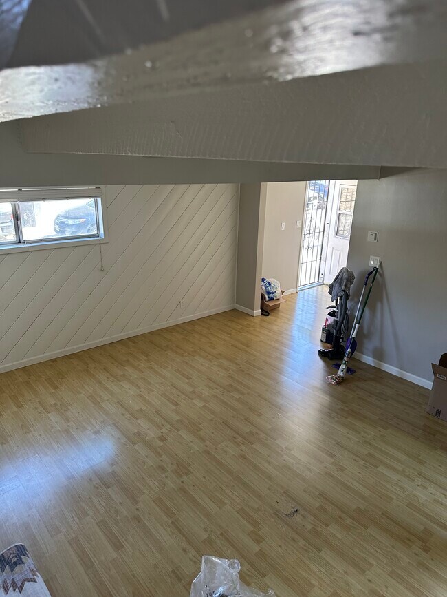 Building Photo - 1211 N Screenland Dr