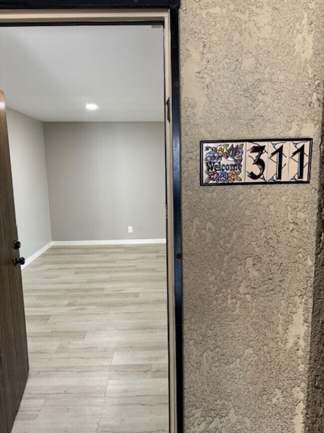 Building Photo - Beautifully Updated 2 bed 2 bath Condo in ...