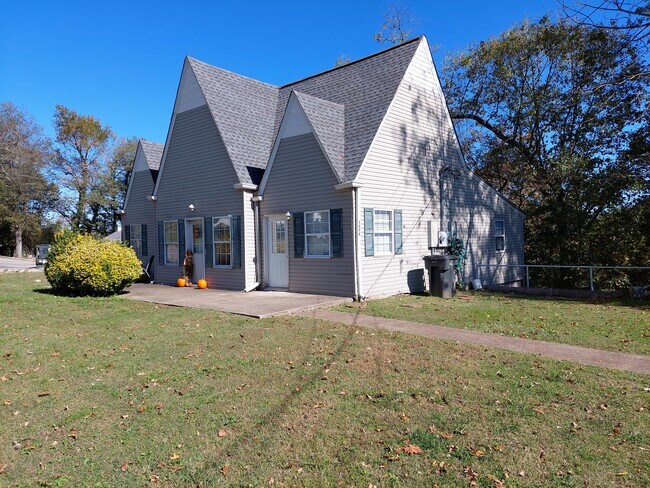 Building Photo - 706 Riverside Dr