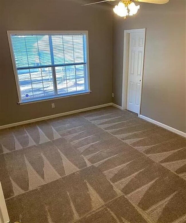 Building Photo - New upgraded