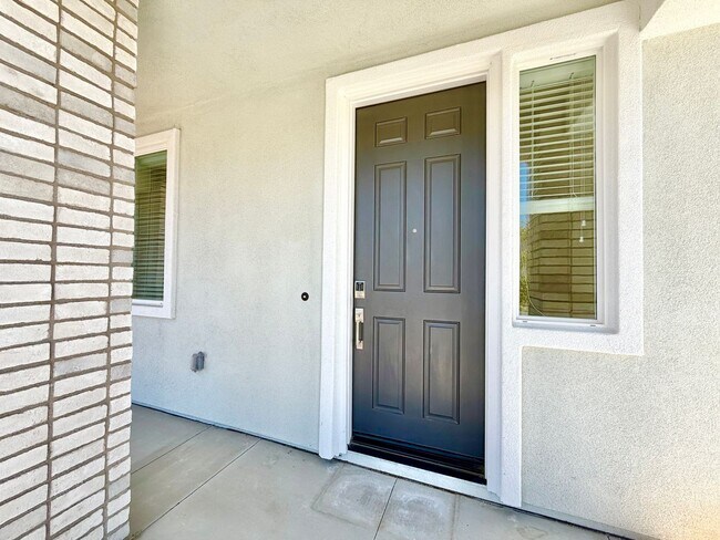 Foto del edificio - Move-In Ready 5 Bedroom Home with Solar & Large Loft