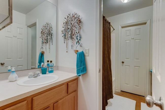 Building Photo - 3/2 Duplex in Heart of CS!