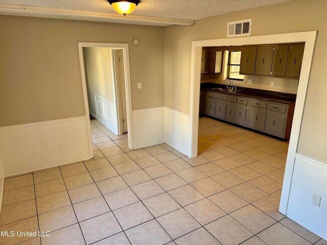 Foto del edificio - 7141 Oak Forest Dr