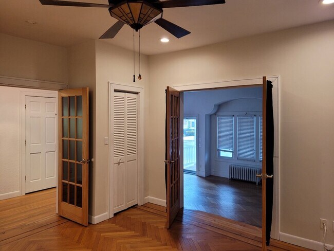 Foto del edificio - 325 E Olive St