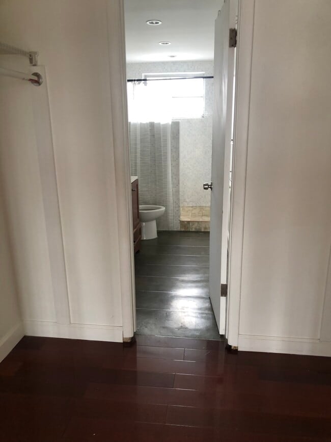 Building Photo - 9363 Fontainebleau Blvd