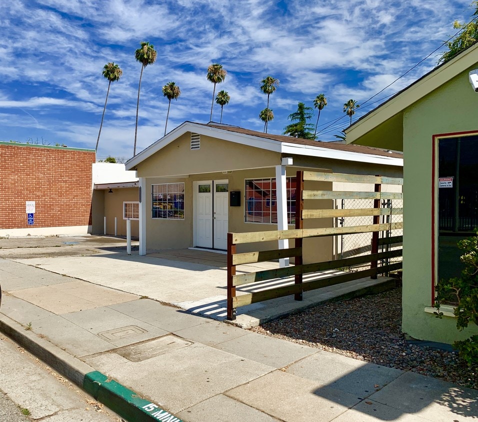 Primary Photo - 1650 E Walnut St