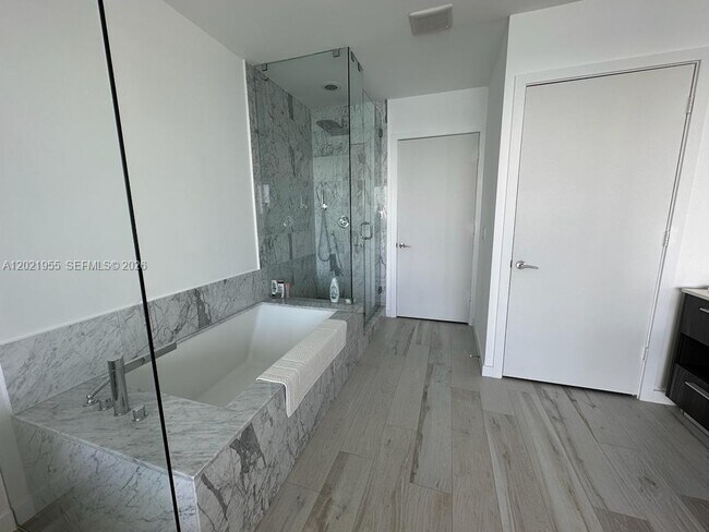 Foto del edificio - 480 NE 31st St