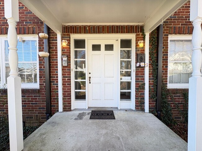 Foto del edificio - 2 Bedroom, 1 Bathroom Apartment in Greensboro!