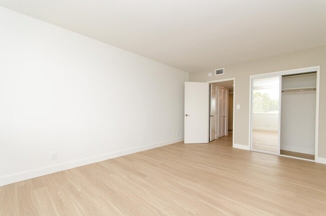 Building Photo - 8040 W 83rd St