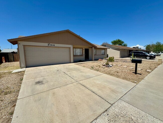 Building Photo - 3 Bedroom / 2 Bath Single Level Home in Ph...