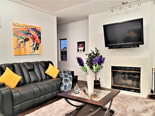 Living room - 919 W Lewis St