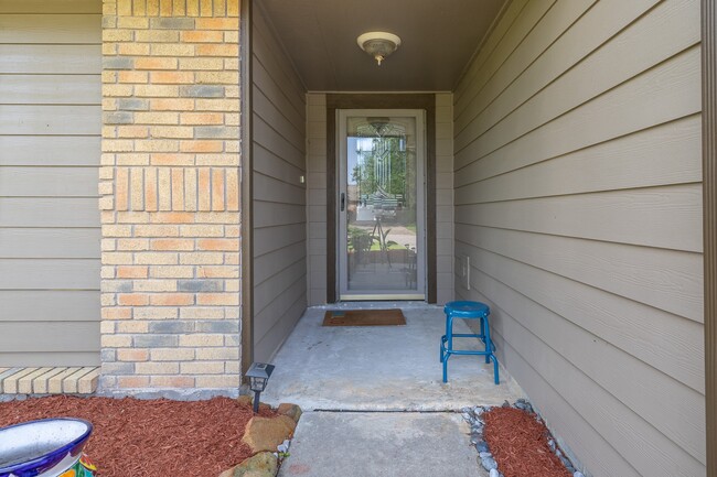 Building Photo - 421 Indianmeadow Dr
