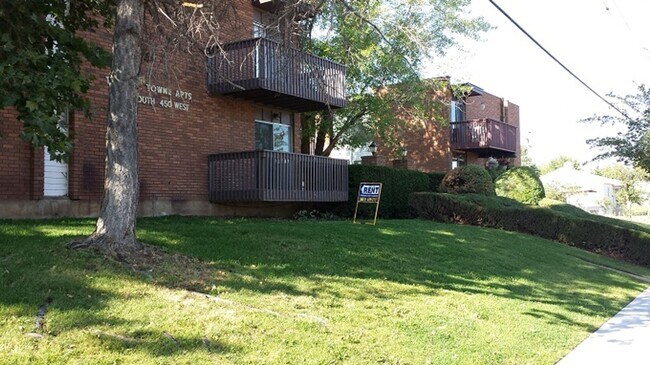 Foto del edificio - Beautiful Washington Terrace Apartment with carport and central air
