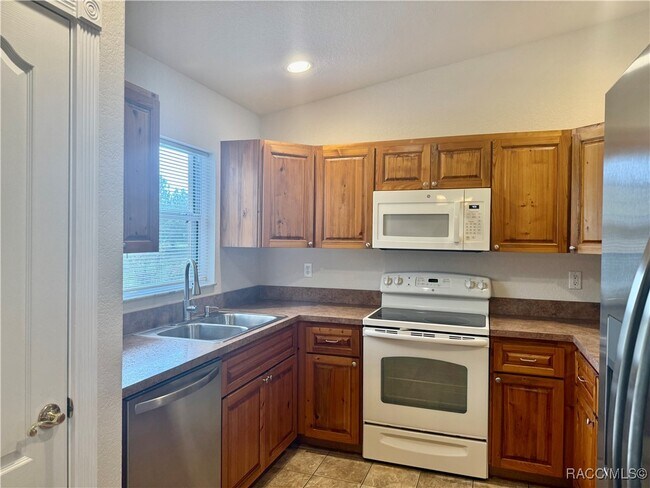 Foto del edificio - 5768 N Summerfield Point