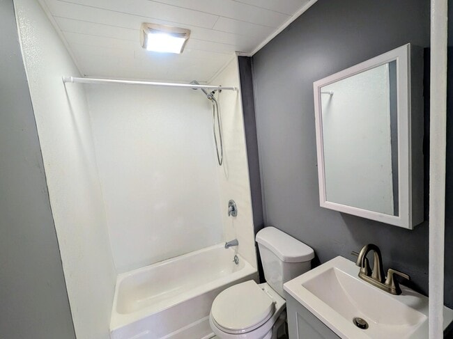 Building Photo - 13-15-15 Walnut St