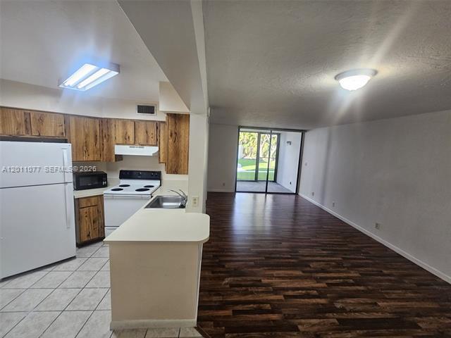Building Photo - 211 Lake Pointe Dr