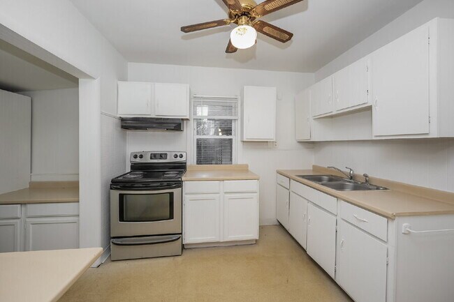 Building Photo - 4631 Blythin Rd