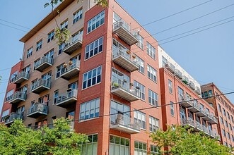 Building Photo - 824 W Superior St