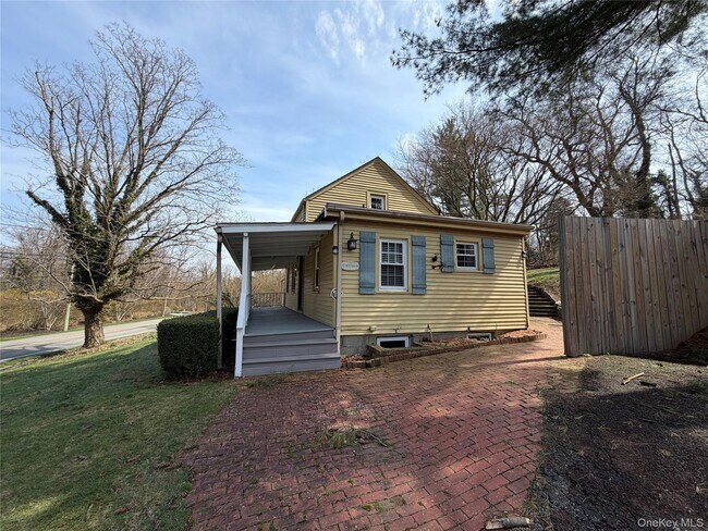 Foto del edificio - 327 W Neck Rd