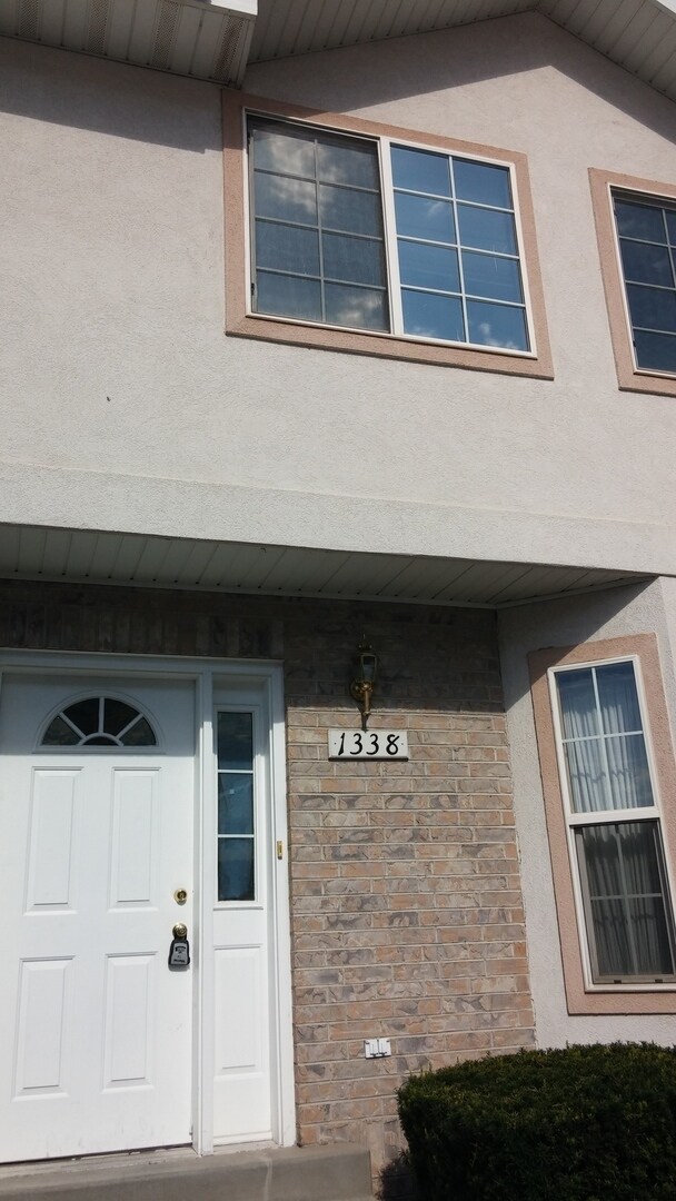Building Photo - Beautiful Provo townhouse