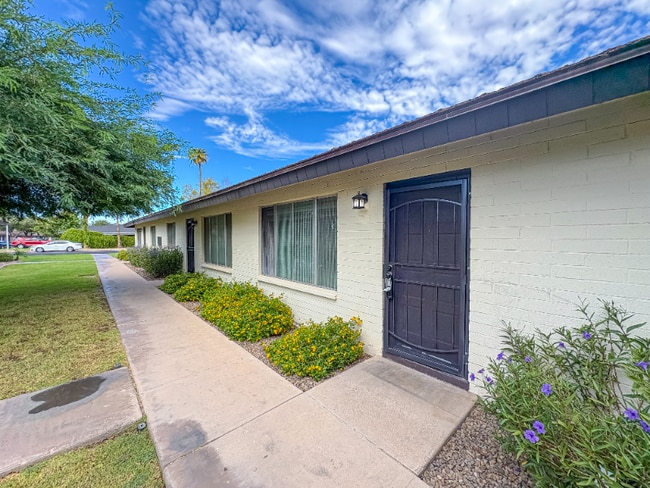 Building Photo - 5105 S La Rosa Dr