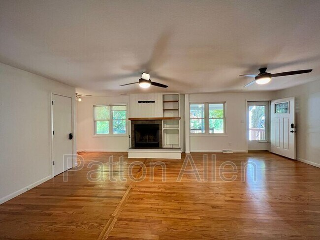 Foto del edificio - 126 Locust Ct