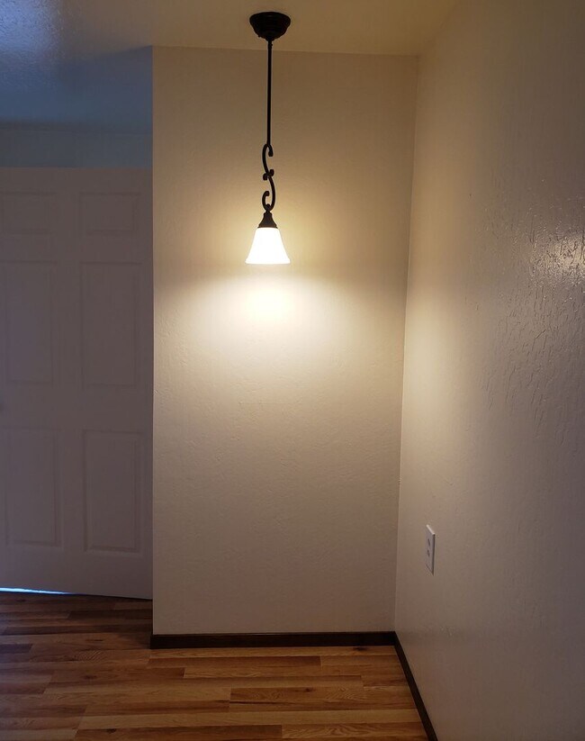 Foto del edificio - Bright Upstairs Studio with Deck & Peek of the Ocean | Utilities Included