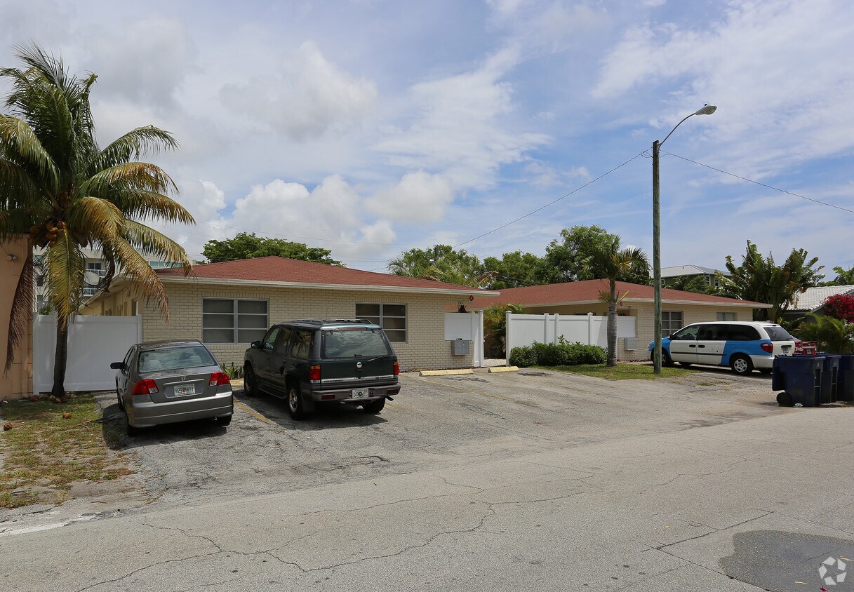 Building Photo - 721-725 NE 23rd Dr
