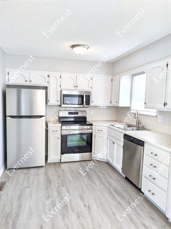 Foto del edificio - 4 Bed/2 Bath Home with Garage / Pet-Friendly / Coming Soon!