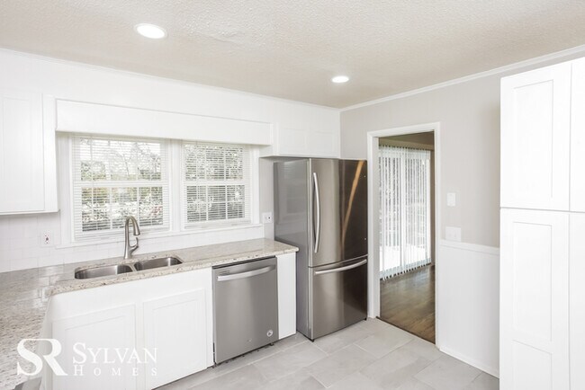Foto del edificio - One-level living in this 3 BR, 2 BA home