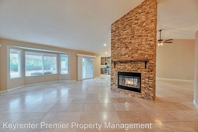 Building Photo - 4 br, 2 bath House - 9004 E. Corrine Drive