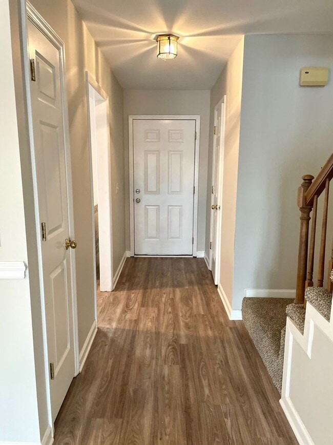 Building Photo - Fantastic Condo in established neighborhood